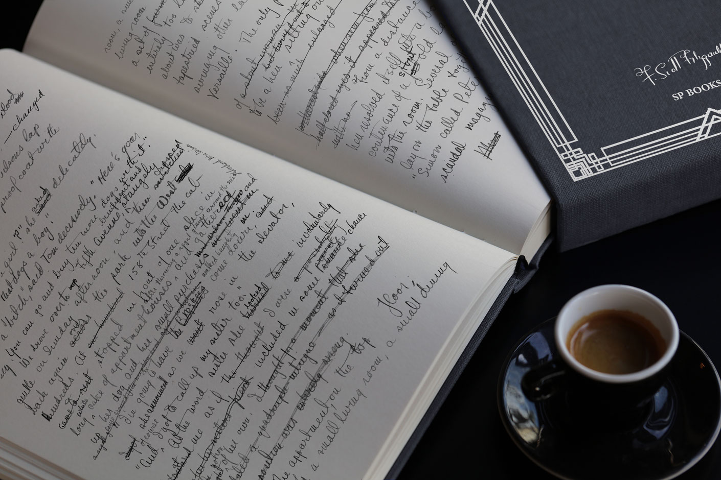 Gatsby manuscrit et café